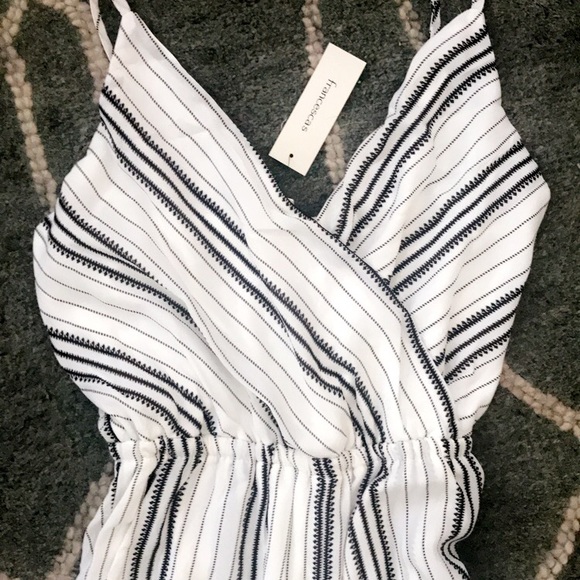 Francesca’s Leia Jumpsuit 💐 NWT - Picture 3 of 3